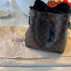 Louis Vuitton || Bucket Bag